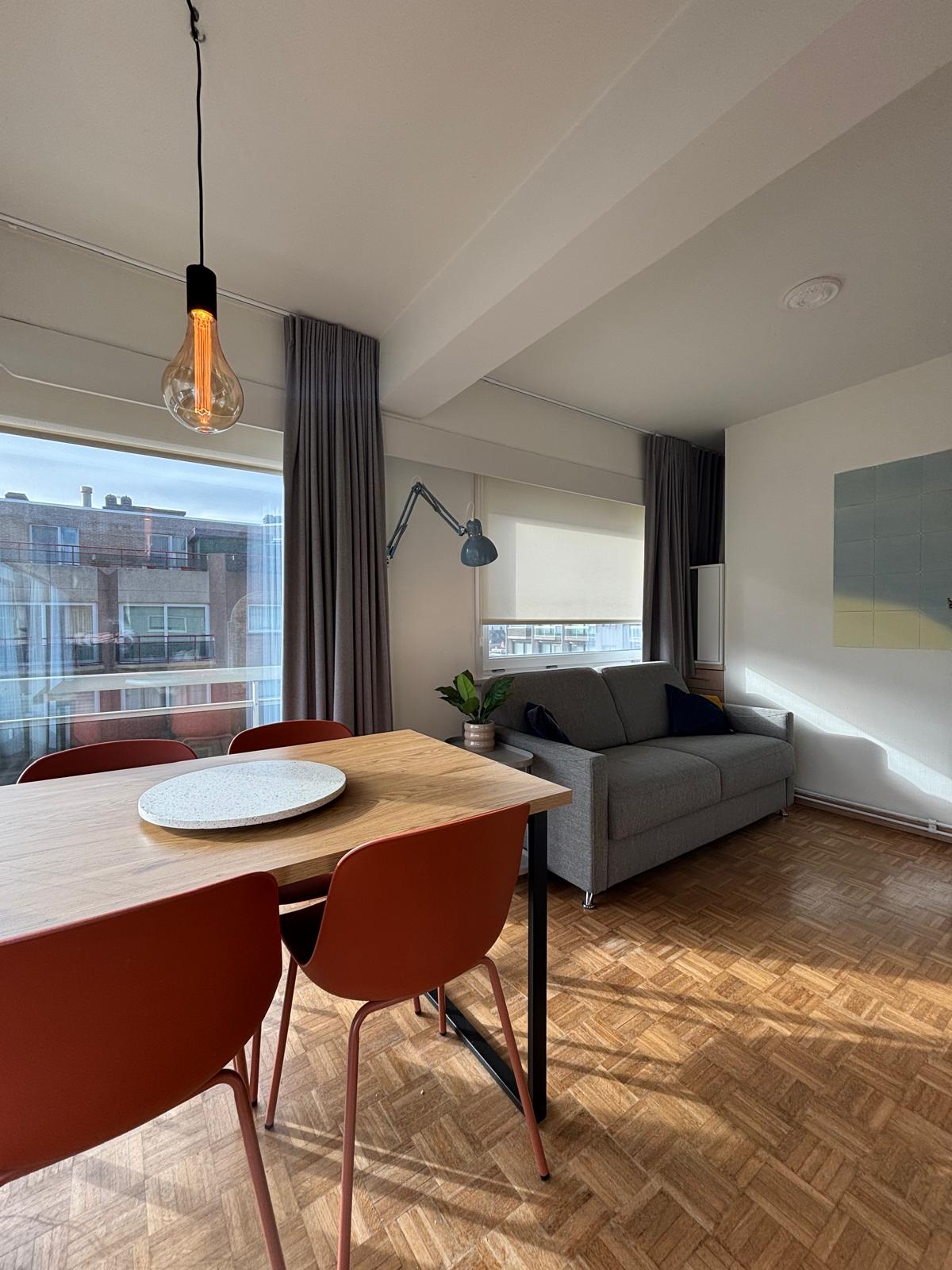 Gezellige living met zithoek in Studio Zee, vakantieverhuur Middelkerke
